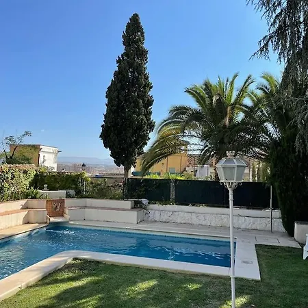 A Pies De La Alhambra