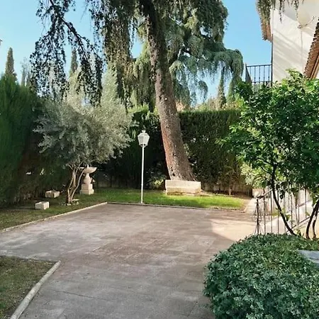 A Pies De La Alhambra *